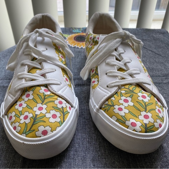 RESTRICTED White Floral Print Canvas Lace Sneakers Size 9.5 - Picture 7 of 15